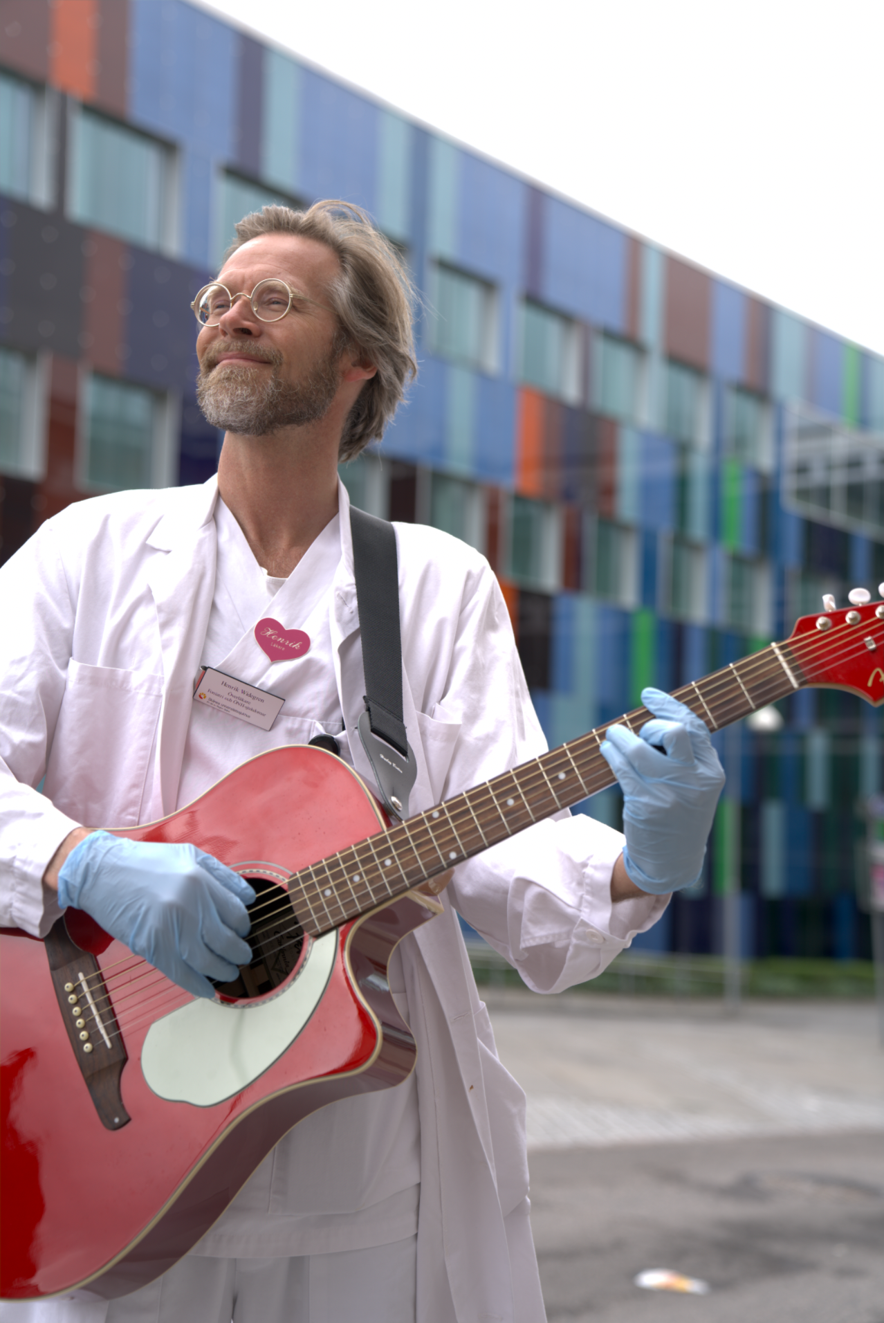 Porträtt med gitarr.