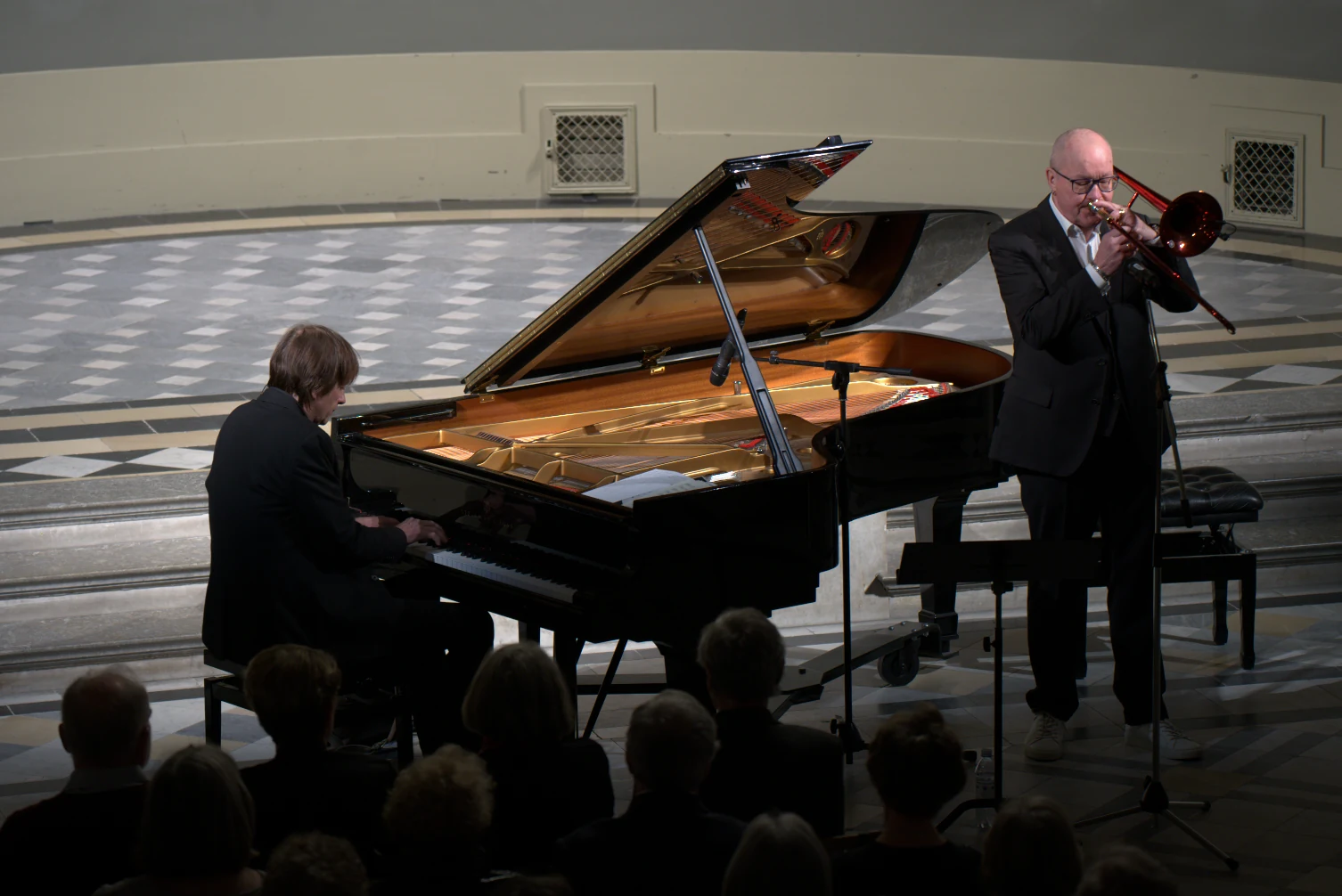 Nils Landgren och Jan Lundgren uppträder i Universitetshuset i Lund.