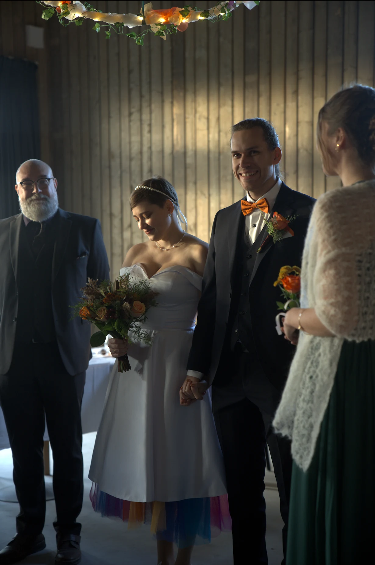 Brudpar under ceremonin inomhus.